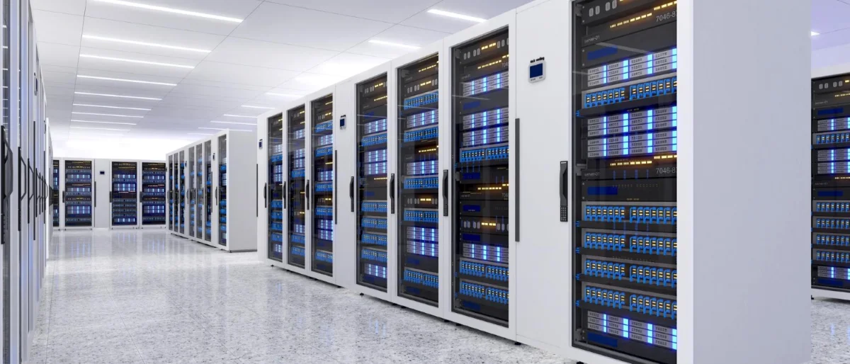 L'image d'un datacenter. On y voit des serveurs alignés dans une salle blanche.